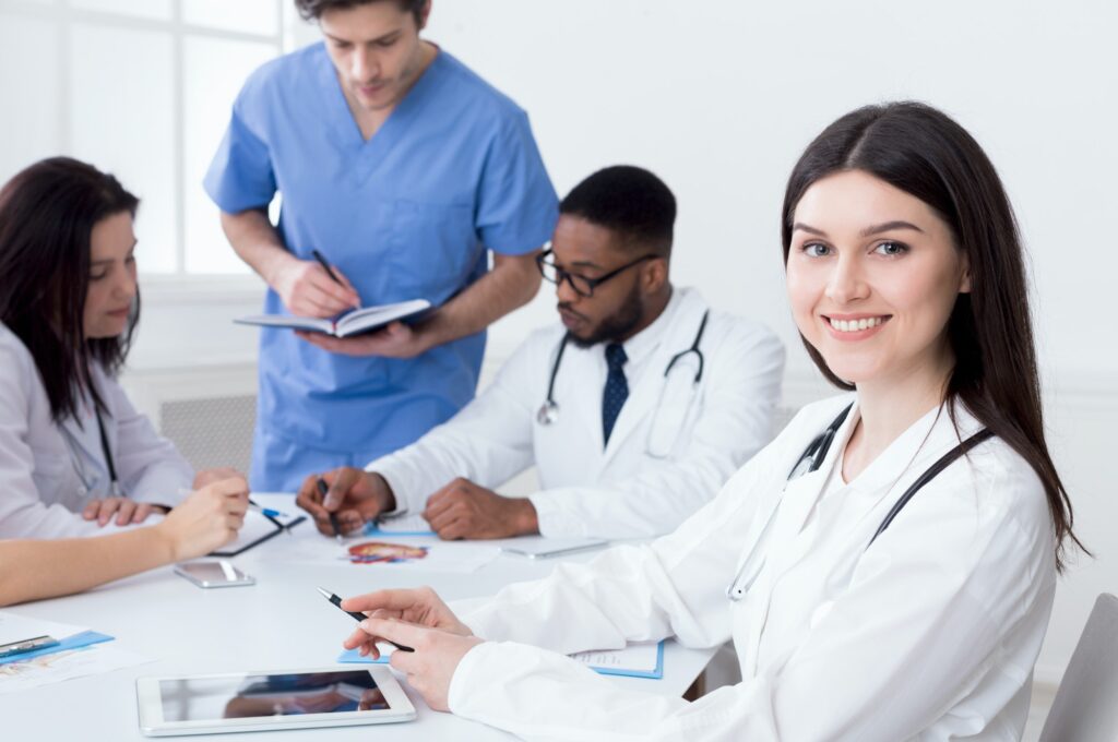 Equipe de médicos em reunião no consultório