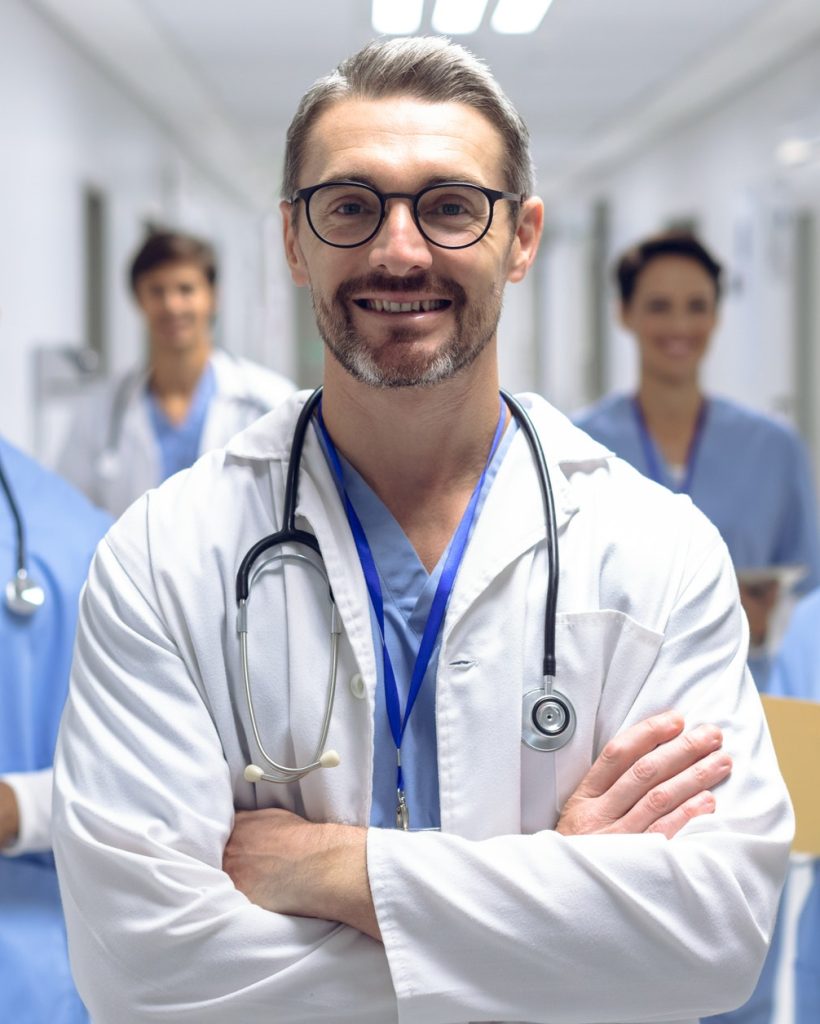 Equipe médica diversa segurando pranchetas e prontuários