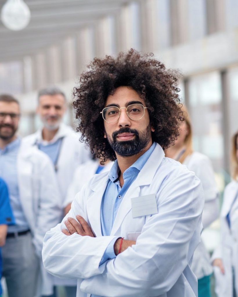 Grupo de médicos no corredor de uma conferência